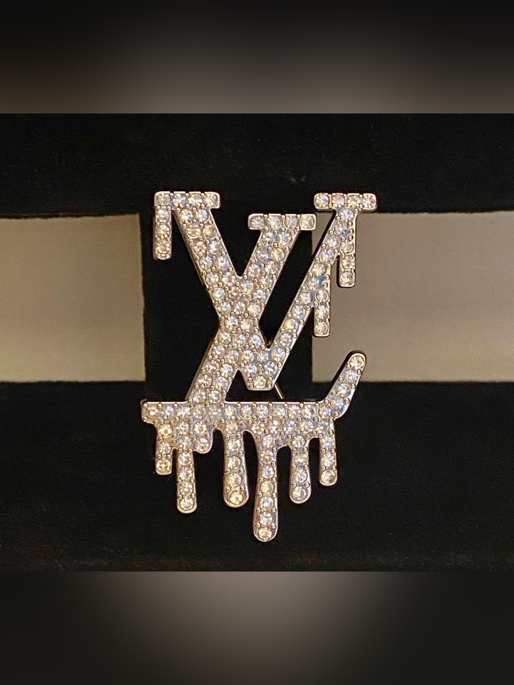 Fashion Jewelry Silver Crystal Drip Logo L-V Luxury Brooch
Large Unisex